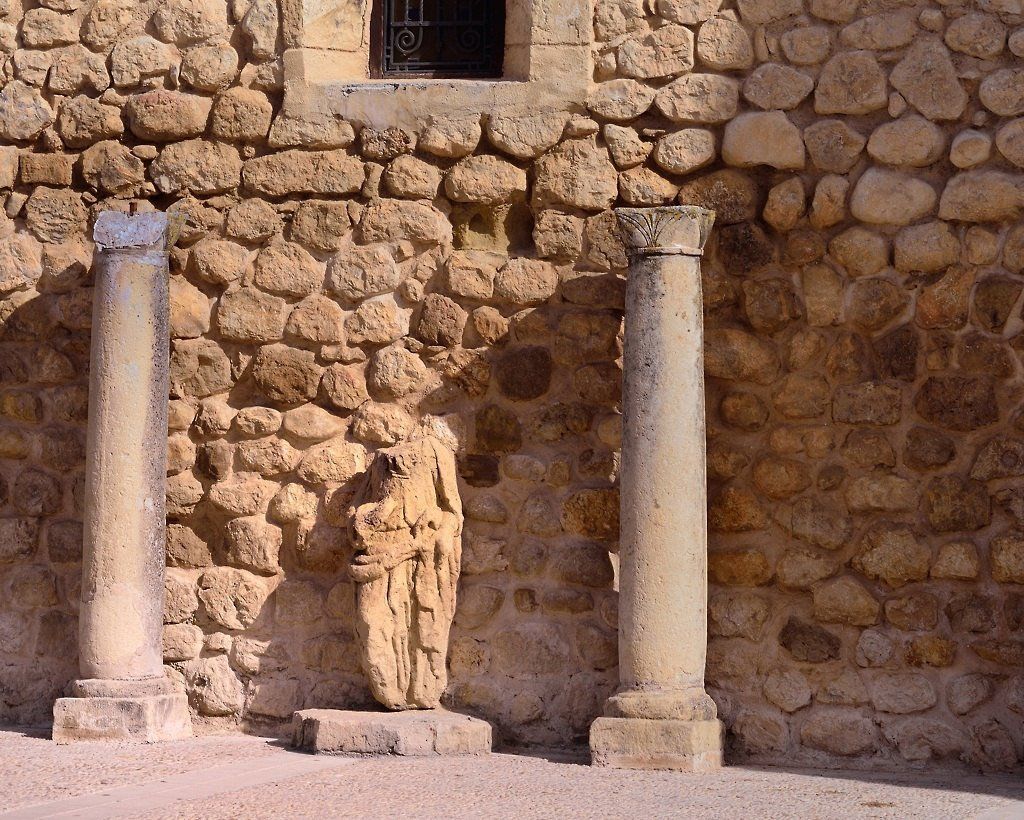 Fachada lateral de la iglesia de Quesada