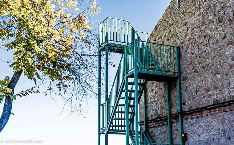 Escaleras edificio Granja-Escuela Casería Escalona