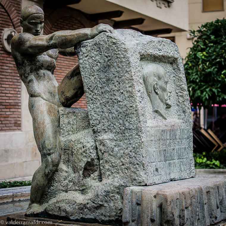 Monumento a Justino Flores Llamas en la Plaza Deán Mazas