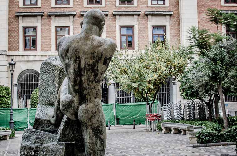 Monumento a Jusfino Flores Llamas en Plaza Deán Mazas,