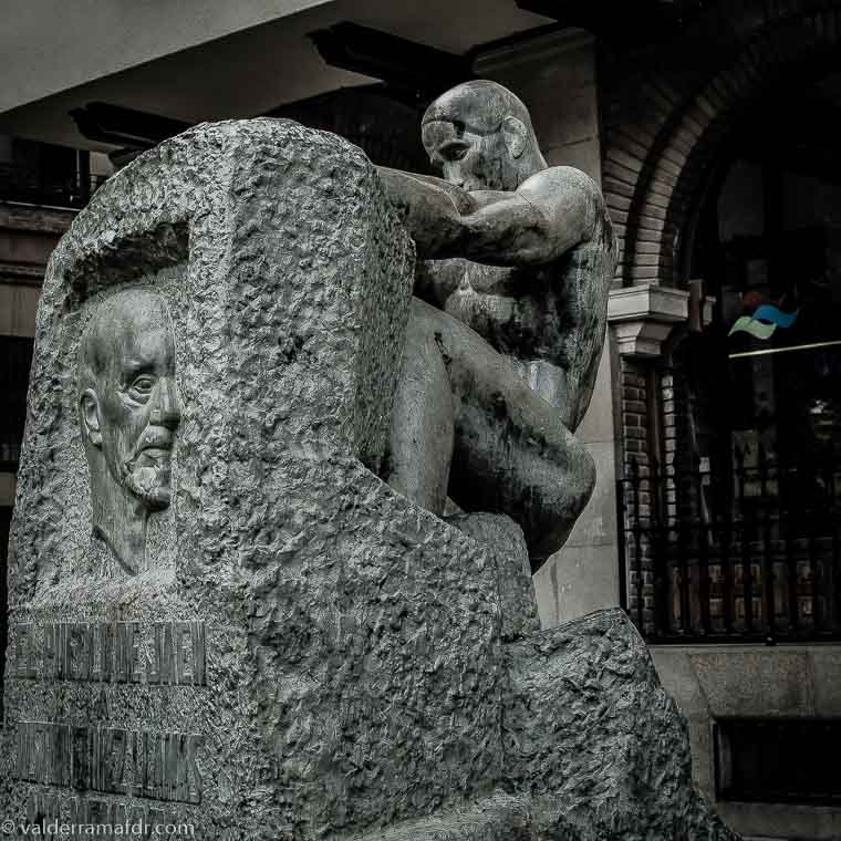 Monumento a Justino Flores Llamas en Plaza Deán Mazas