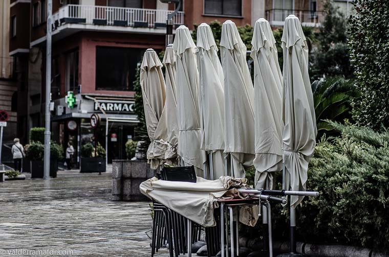 Toldos recogidos en las terrazas de Jaén,