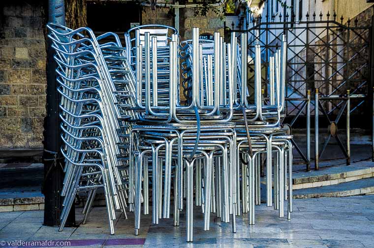 Sillas recogidas, archivadas en las terrazas de Jaén