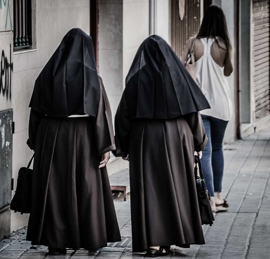monjas con sus tareas